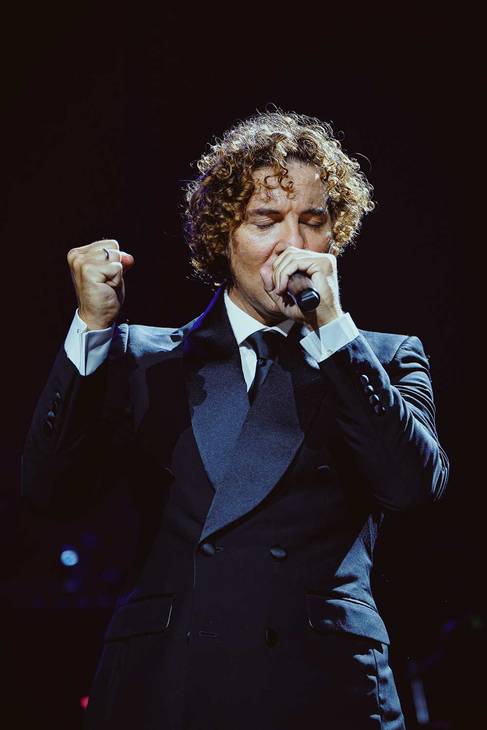 David Bisbal sorprende en pleno Movistar Arena agotado y anuncia una nueva fecha