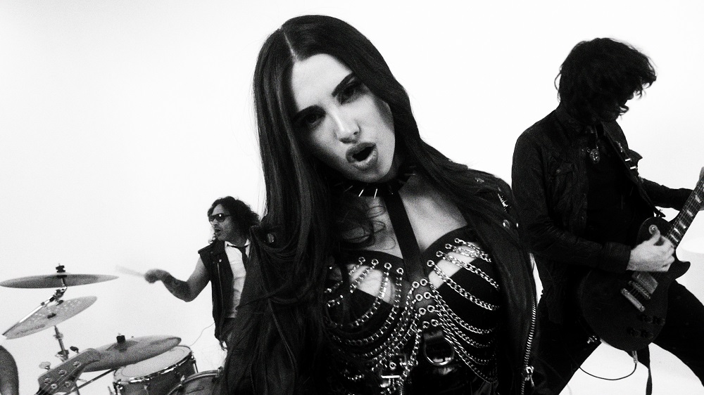 Daniela Milagros sorprende con el estreno de "Loco" antes de su show en Lucille