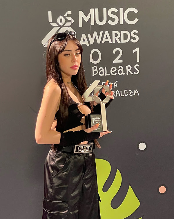 NickiNicole los40awards