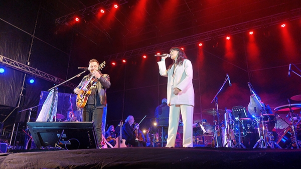 CAMILÚ e ISMAEL SERRANO cantaron a dúo en el Hipódromo de Palermo