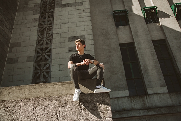 Tomy Rojas presenta el video acústico de "Nuestro Fire"