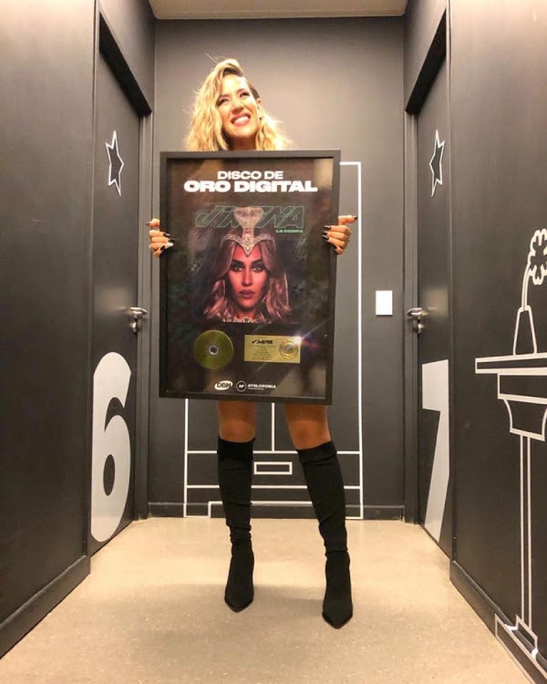 j mena es Disco de Oro con "La Cobra" y agotó dos shows en el Teatro Ópera!